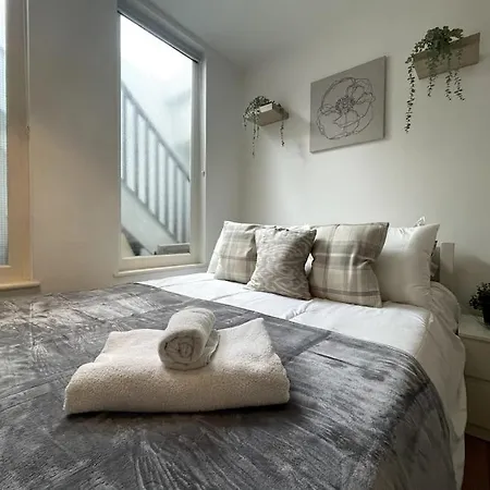 Modern And Luxurious 2 Bed Flat In Central Fulham